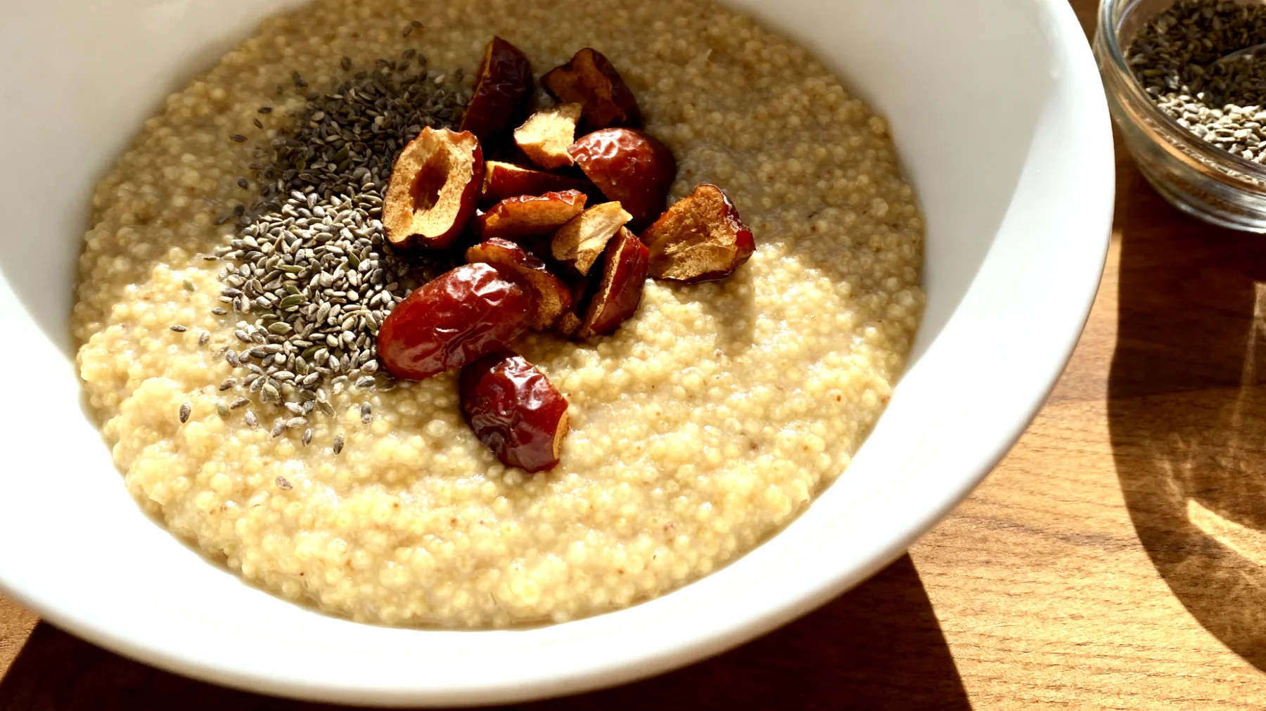 Porridge di amaranto con semi di canapa e datteri"
